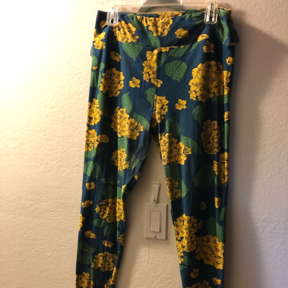 Lularoe tall and curvy Great yellow floral
